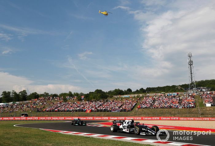 Pierre Gasly, AlphaTauri AT02 , Lewis Hamilton, Mercedes W12