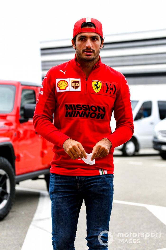 Carlos Sainz Jr., Ferrari, llega al circuito