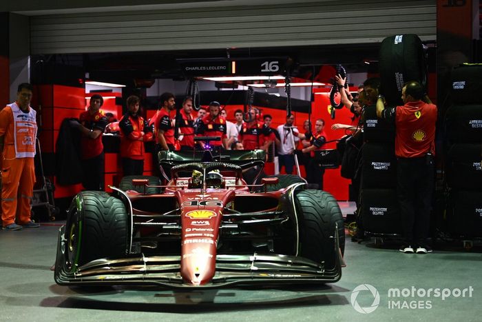 Charles Leclerc, Ferrari F1-75, sale del garaje