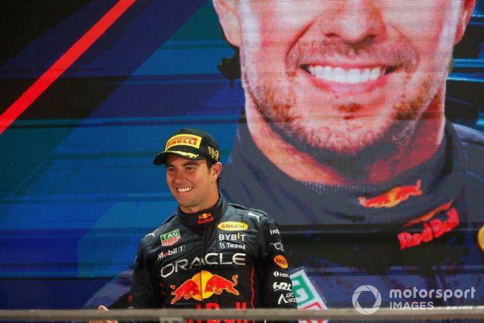 Sergio Pérez, Red Bull Racing, 1ª posición, en el podio