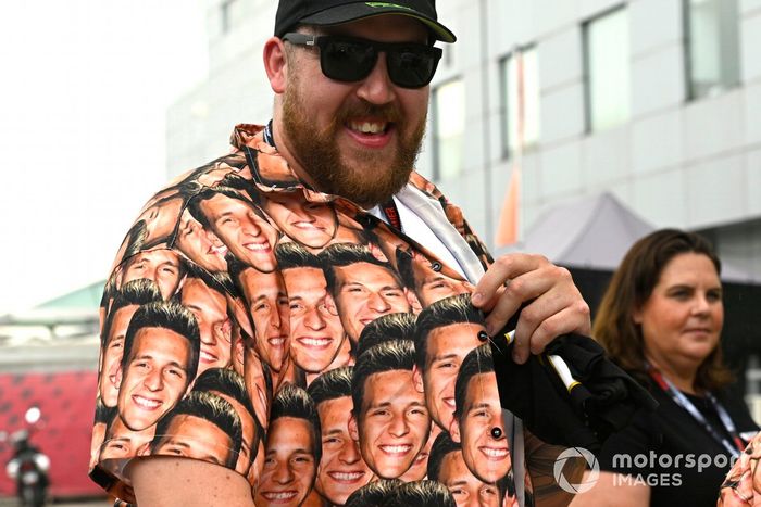 Un fan de Fabio Quartararo, Yamaha Factory Racing, con su cara estampada por toda su camisa