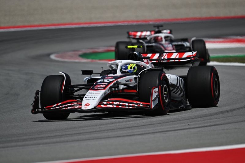 Esteban Ocon, Haas F1 Team, Oliver Bearman, Haas F1 Team