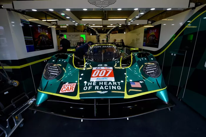 #007 Aston Martin Thor Team Aston Martin Valkyrie: Harry Tincknell, Tom Gamble, Ross Gunn