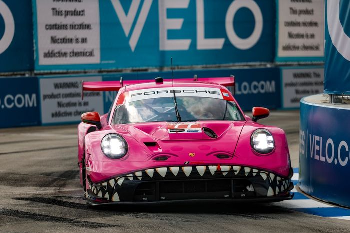 #77 AO Racing Porsche 911 GT3 R (992): Laurin Heinrich, Klaus Bachler