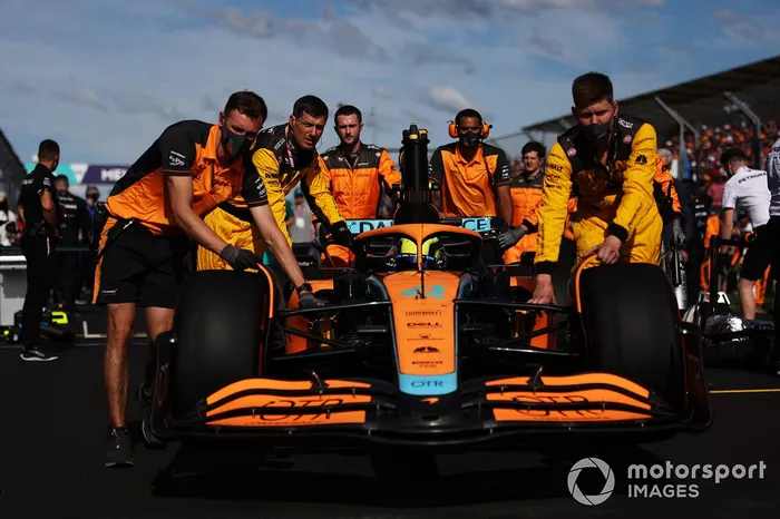 Mecánica en la parrilla con Lando Norris, McLaren MCL36