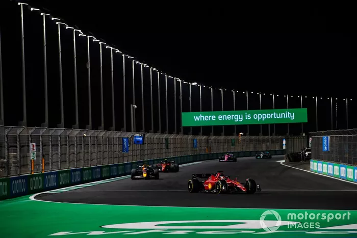 Charles Leclerc, Ferrari F1-75, Max Verstappen, Red Bull Racing RB18, Carlos Sainz Jr., Ferrari F1-75