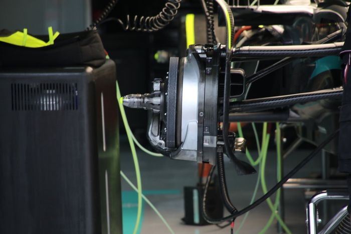 Detalle del freno delantero del W13 de Mercedes