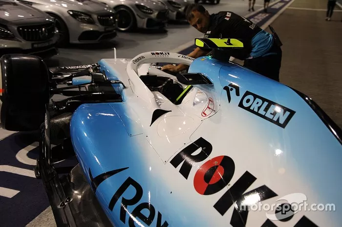 Williams FW42, lateral