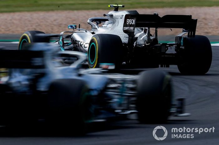 Valtteri Bottas, Mercedes AMG W10, precede Lewis Hamilton, Mercedes AMG F1 W10