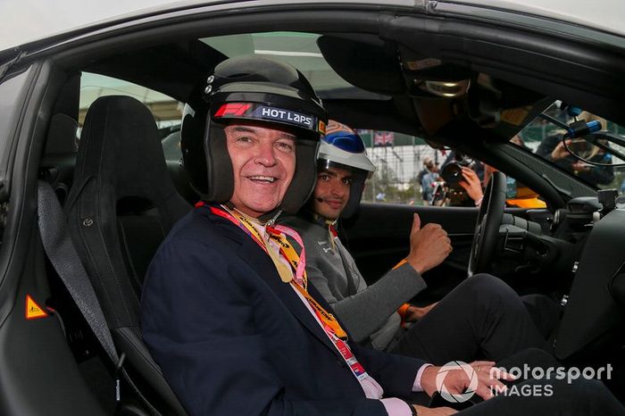 Phillip Schofield en un coche de las Hot Laps