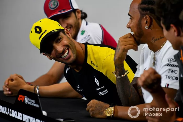 Daniel Ricciardo, Renault F1 Team riendo en la rueda de prensa 