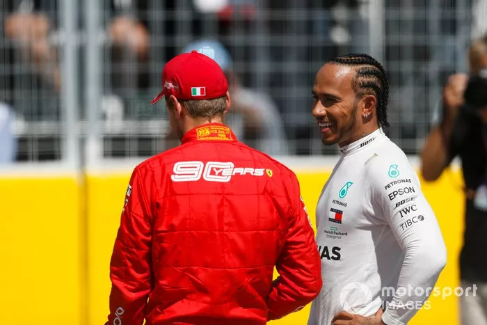Il poleman Sebastian Vettel, Ferrari e Lewis Hamilton, Mercedes AMG F1, parlano nel parco chiuso