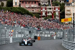Robert Kubica, Williams FW42, voor Antonio Giovinazzi, Alfa Romeo Racing C38