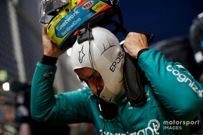 Fernando Alonso, Aston Martin F1 Team, en la parrilla de salida