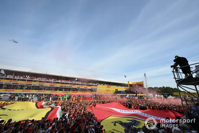 Una gran multitud se reúne para la ceremonia del podio