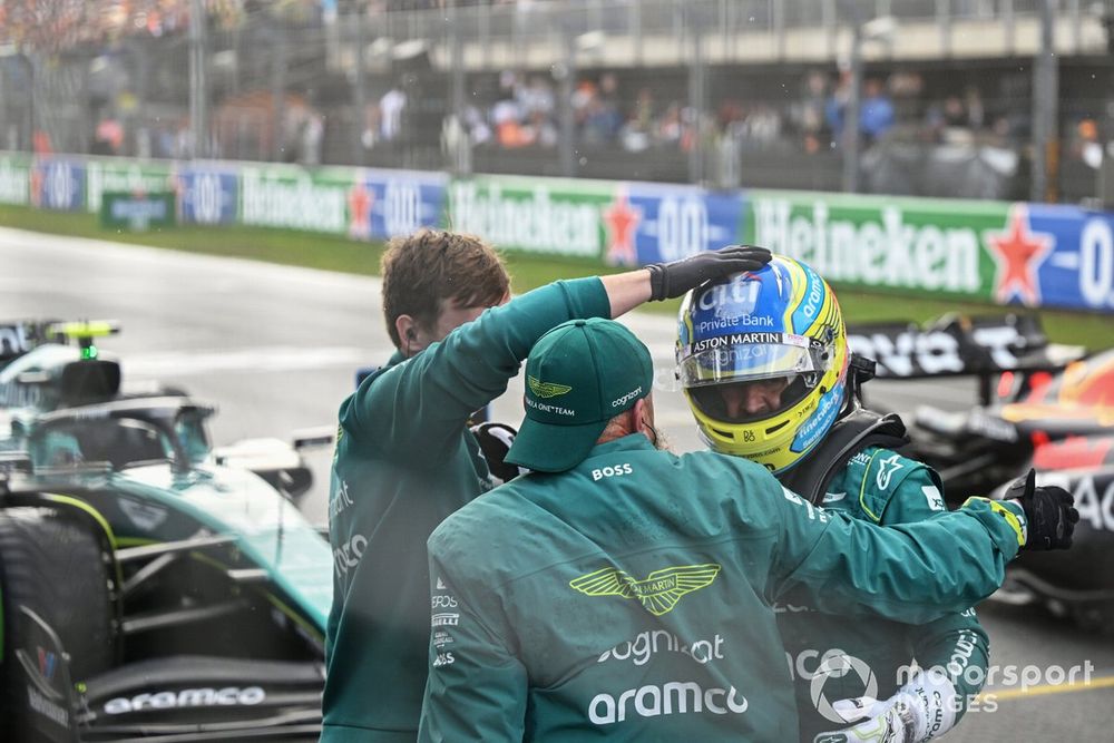Fernando Alonso, Aston Martin F1 Team, 2ª posición, celebra con su equipo su llegada al Parc Ferme