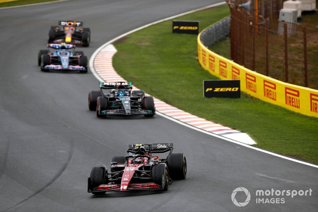 Zhou Guanyu, Alfa Romeo C43, lidera George Russell, Mercedes F1 W14, y Pierre Gasly, Alpine A523