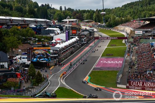 Lance Stroll, Aston Martin AMR23, George Russell, Mercedes F1 W14