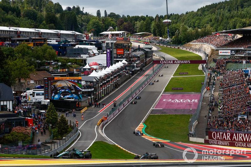 Lance Stroll, Aston Martin AMR23, George Russell, Mercedes F1 W14