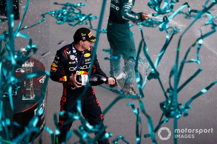 Max Verstappen, Red Bull Racing, 1ª posición, rocía el Champán de la victoria