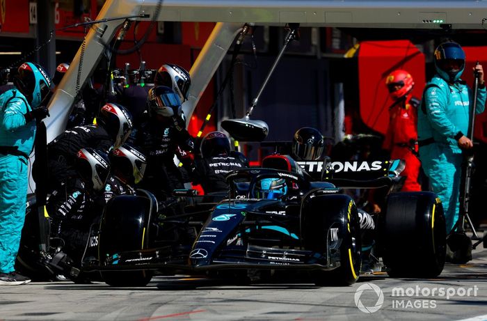 George Russell, Mercedes F1 W14, hace una parada en boxes