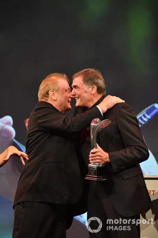 Jonathan Palmer si congratula con Dick Bennetts per la vittoria del Gregor Grant Award