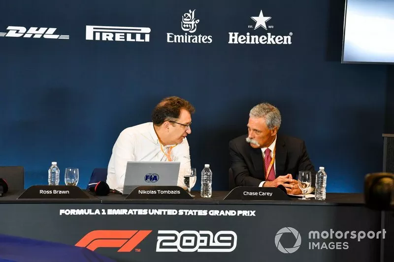 Ross Brawn, manager sportif F1, Chase Carey, président F1, et Nikolas Tombazis dévoilent les règles 2021 lors d'une conférence de presse