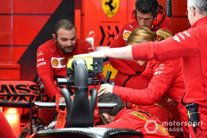 Ingenieros de Ferrari trabajan en el coche de Sebastian Vettel, el Ferrari SF1000 