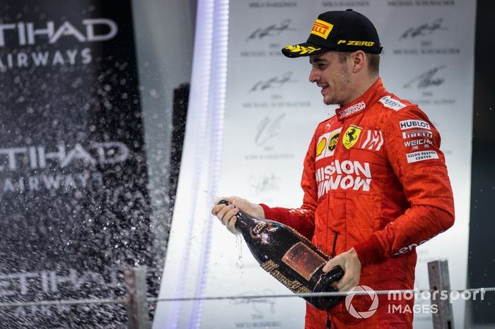 Charles Leclerc, Ferrari, terzo classificato, festeggia con lo Champagne