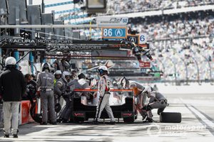 #6 Acura Team Penske Acura DPi, DPi: Juan Pablo Montoya, Dane Cameron, Simon Pagenaud, pit stop