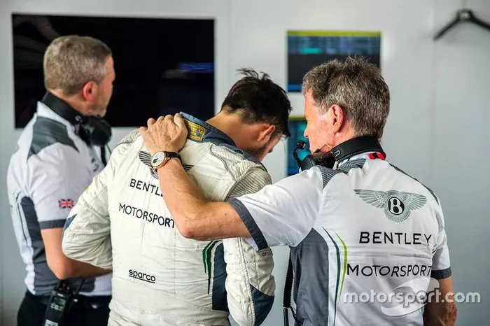Atmosfera nel garage della Bentley Team M-Sport