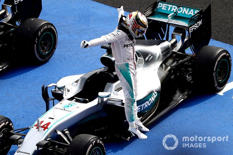 Lewis Hamilton, Mercedes F1 W07 Híbrido, 1ª Posición, celebra mientras salta desde su coche en Parc Ferme 