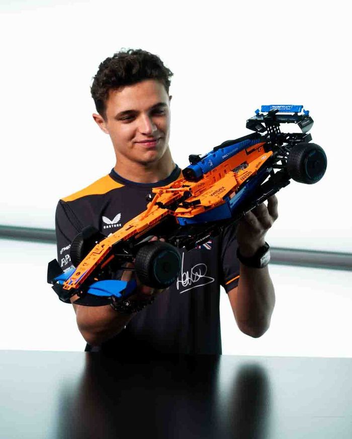 Lando Norris con el McLaren F1 de LEGO® Technic™
