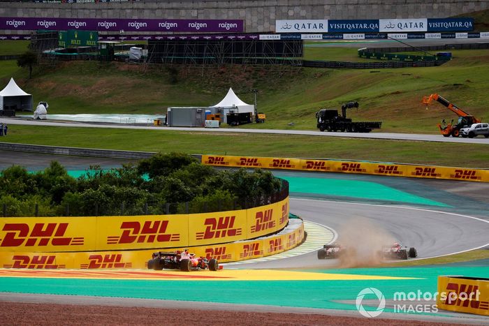 El polvo vuela mientras Carlos Sainz Jr., Ferrari SF21, lucha con Max Verstappen, Red Bull Racing RB16B