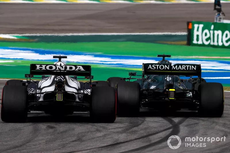 Lance Stroll, Aston Martin AMR21, e Yuki Tsunoda, AlphaTauri AT02