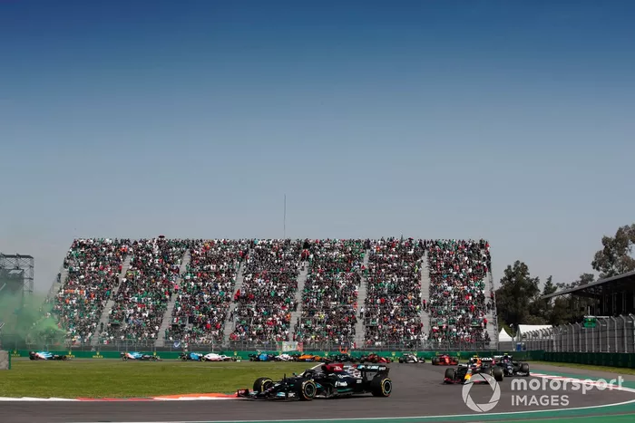 Lewis Hamilton, Mercedes W12, Sergio Pérez, Red Bull Racing RB16B, Pierre Gasly, AlphaTauri AT02, y el resto del grupo