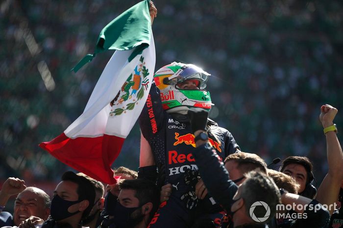 Tercer lugar Sergio Pérez, Red Bull Racing, celebra en Parc Ferme con el equipo
