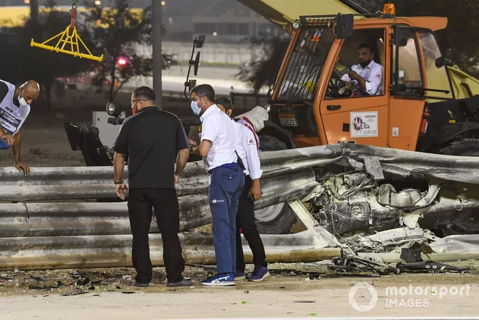 Michael Masi, Director de Carrera de la FIA, asiste a la escena del accidente de Romain Grosjean, Haas VF-20, en la primera vuelta
