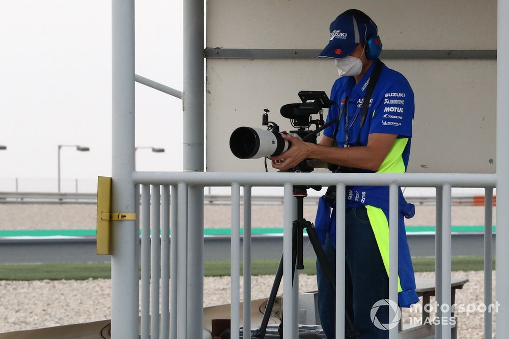 Un technicien d'équipe en observation avec une caméra
