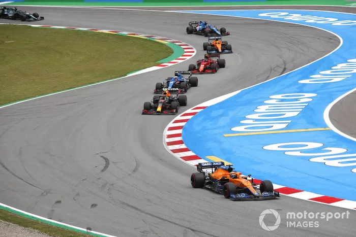 Daniel Ricciardo, McLaren MCL35M, Sergio Perez, Red Bull Racing RB16B, Esteban Ocon, Alpine A521, Carlos Sainz Jr., Ferrari SF21, Lando Norris, McLaren MCL35M, y Fernando Alonso, Alpine A521