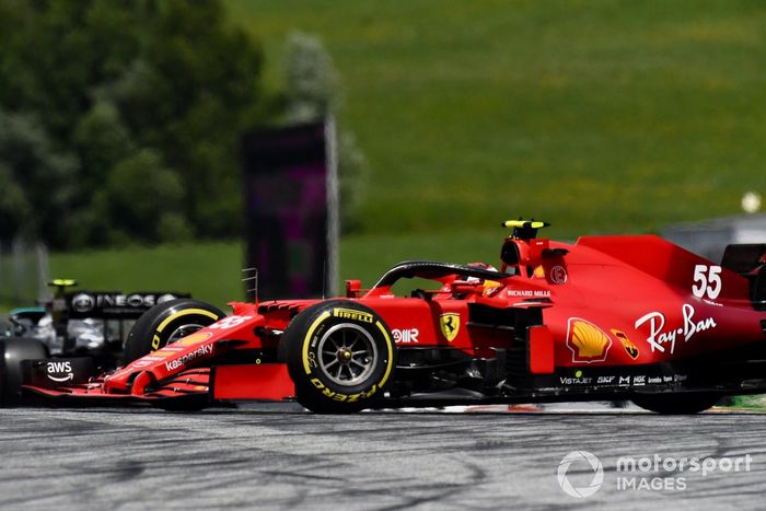 Carlos Sainz Jr., Ferrari SF21 hace un trompo