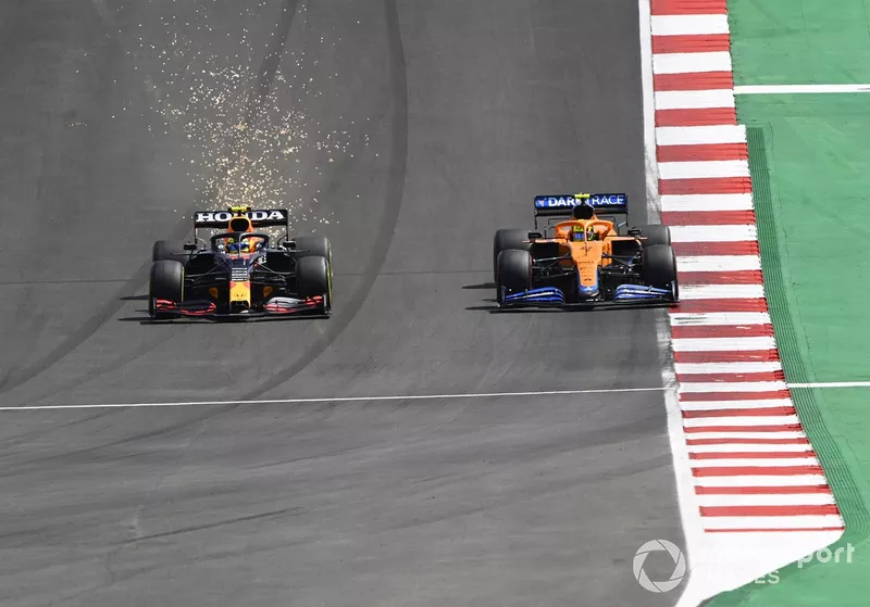 Scintille volano mentre Sergio Perez, Red Bull Racing RB16B, lotta con Lando Norris, McLaren MCL35M