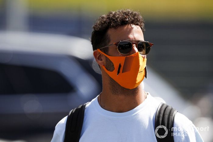 Daniel Ricciardo, McLaren, llega al circuito