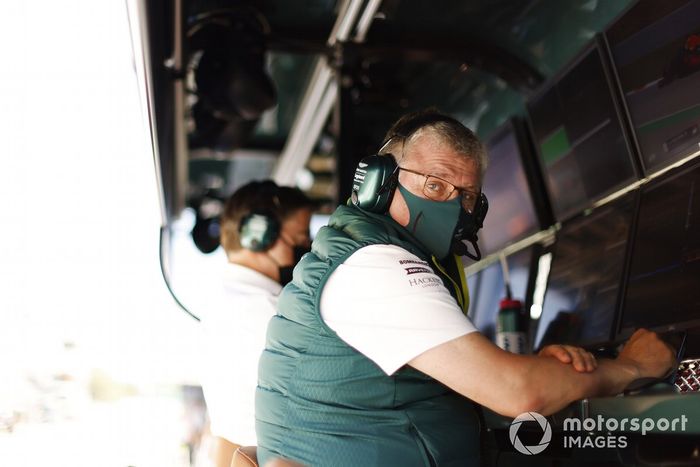 Otmar Szafnauer, director del equipo y consejero delegado de Aston Martin F1 en el muro de pits
