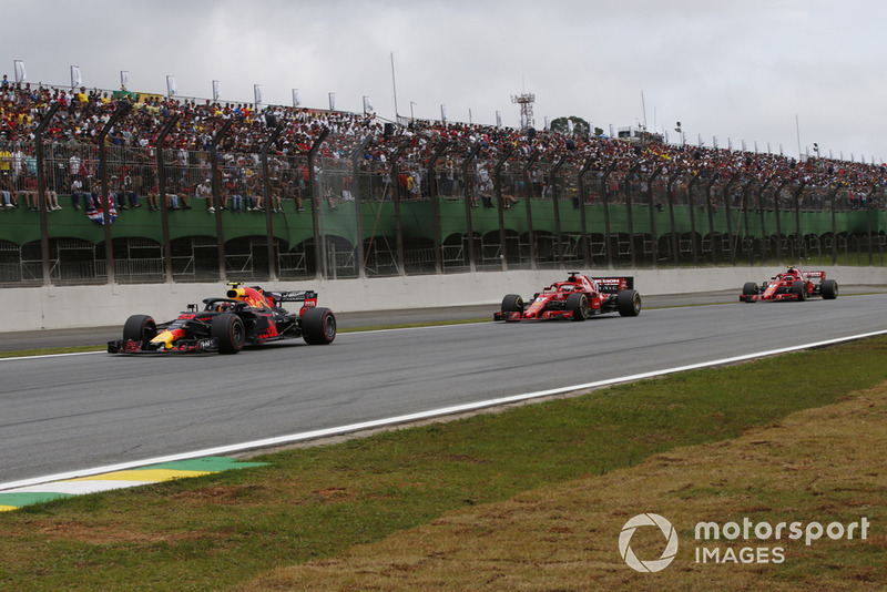 Max Verstappen, Red Bull Racing RB14 ve Kimi Raikkonen, Ferrari SF71H ve Sebastian Vettel, Ferrari SF71H
