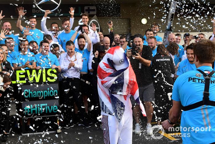 Lewis Hamilton, Mercedes AMG F1, celebra su quinto mundial con el equipo