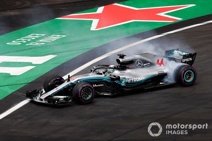 Lewis Hamilton, Mercedes AMG F1 W09 EQ Power +, realiza una dona mientras celebra ganar su quinto Campeonato Mundial