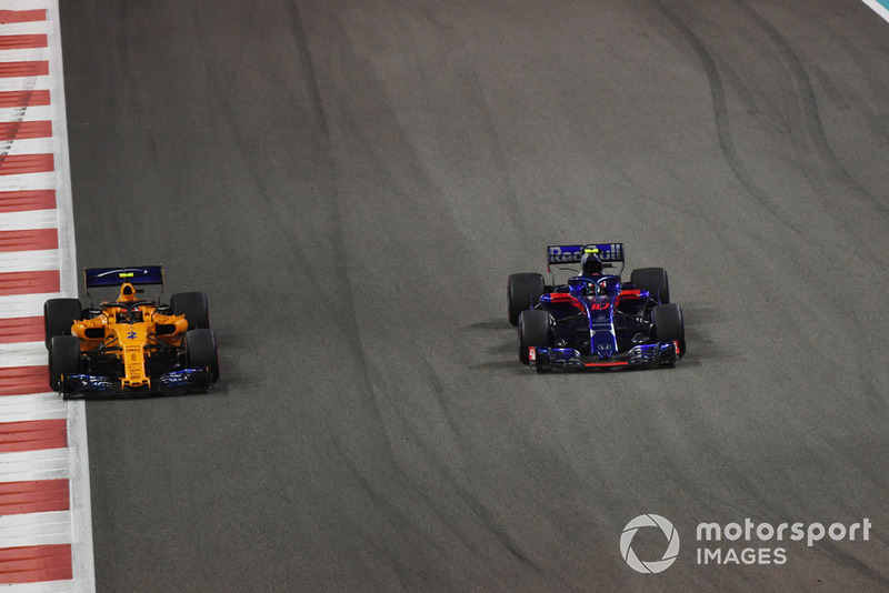 Stoffel Vandoorne, McLaren MCL33 lotta con Pierre Gasly, Toro Rosso STR13