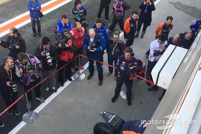 Mecánicos del Repsol Honda preparan las motos de Marc Márquez