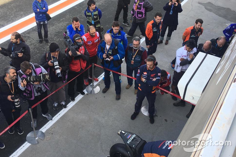 Mecánicos del Repsol Honda preparan las motos de Marc Márquez